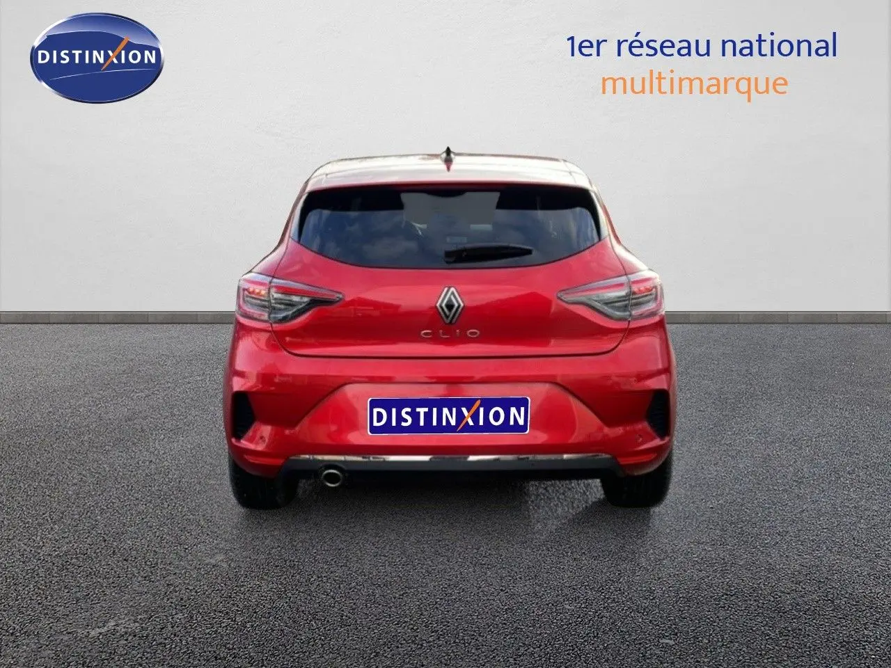 Vue arrière d'une Renault Clio rouge désir métal 2025, avec feux LED et logo Renault bien visibles.