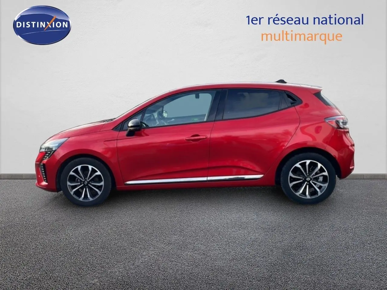 Profil droit d'une Renault Clio 2025 rouge Désir Métal, compacte et moderne avec jantes alliage noires.