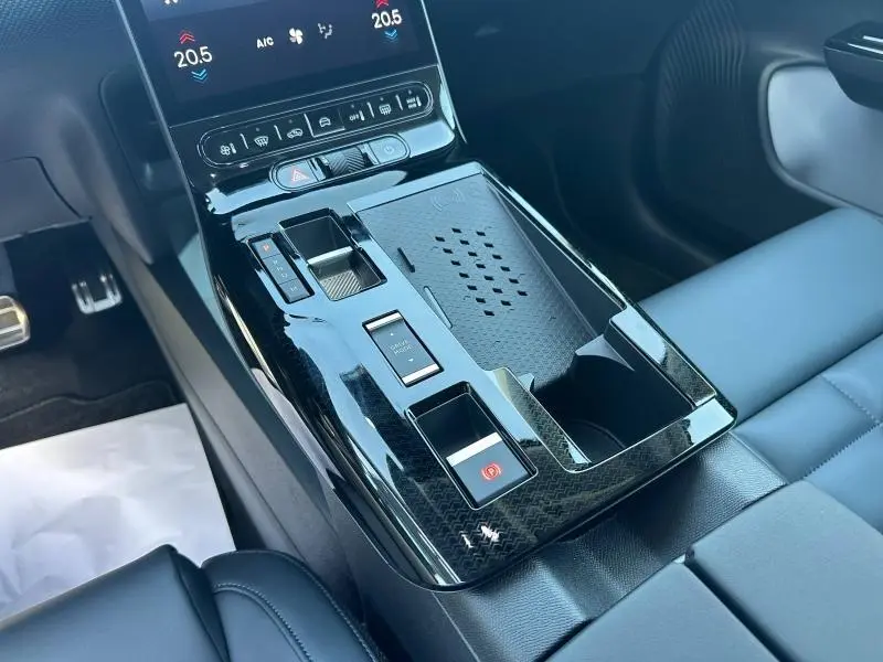 Gros plan sur la console centrale noire brillante du Citroën C5 Aircross 2026 avec commandes tactiles et rangement intégré.