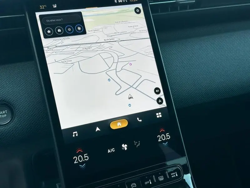 Écran tactile central affichant la navigation GPS dans l'habitacle bleu du Citroën C5 Aircross 2026 hybride.