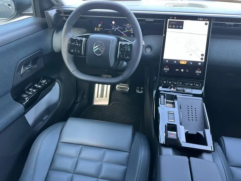 Vue intérieure avant du Citroën C5 Aircross 2026, tableau de bord noir avec écran tactile vertical et volant multifonction.