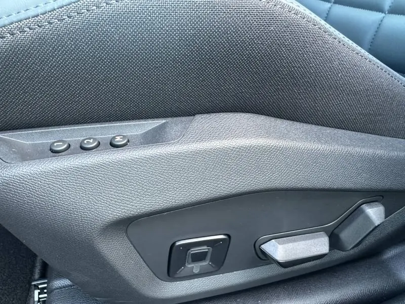 Détail des commandes de réglage électrique du siège conducteur noir dans une Citroën C5 Aircross hybride 2026.