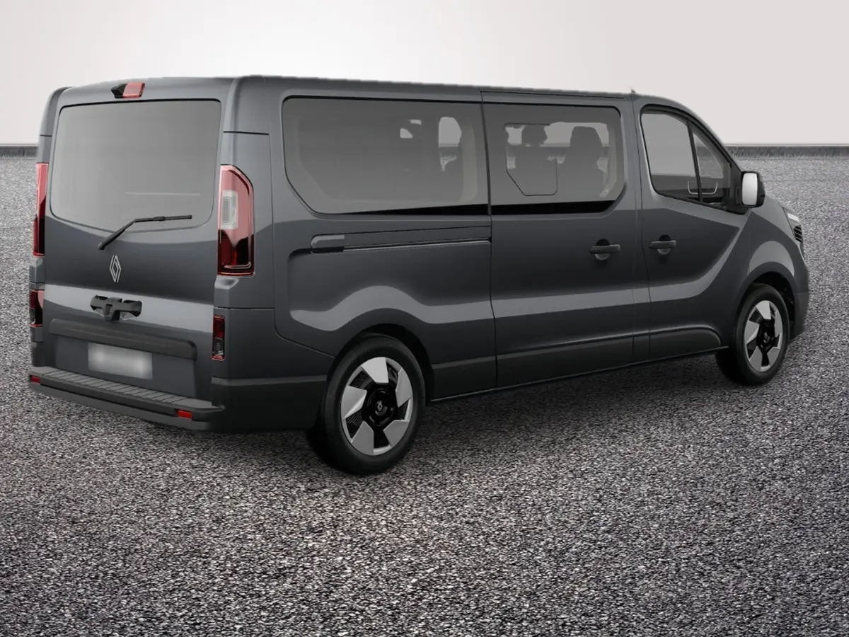 Renault Trafic Fourgon Grand Techno gris foncé, vue 3/4 arrière droit, vitres latérales teintées et jantes modernes.