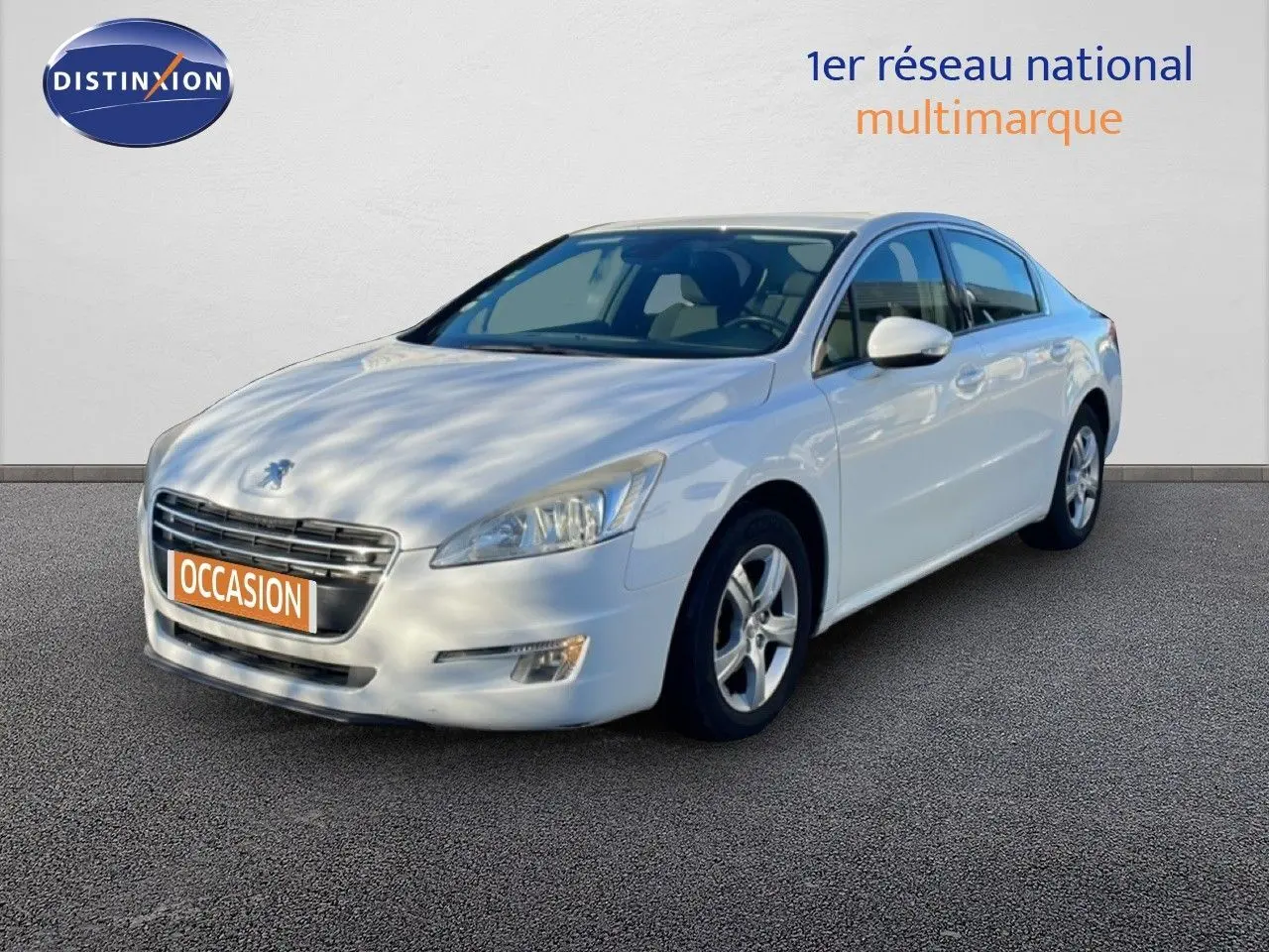 Peugeot 508 blanc en vue 3/4 avant droit, avec jantes alliage et plaque "OCCASION" visible sur un fond neutre.