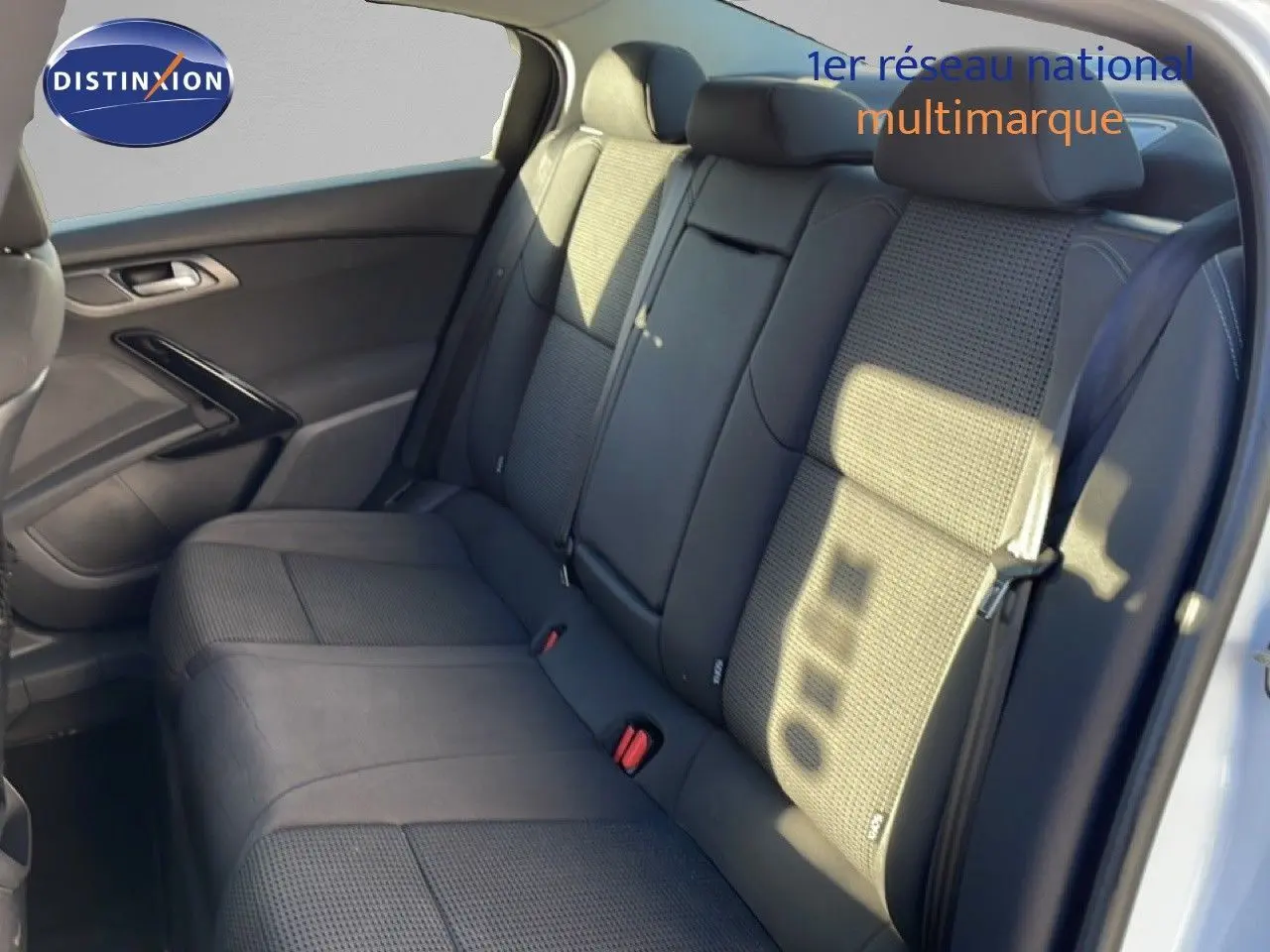 Banquette arrière en tissu noir de la Peugeot 508 blanche vue côté droit avec porte ouverte et ceinture visible.