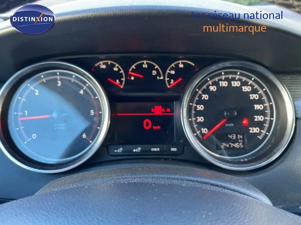 Vue rapprochée du tableau de bord de la Peugeot 508 diesel 2012, affichant compte-tours et compteur de vitesse.