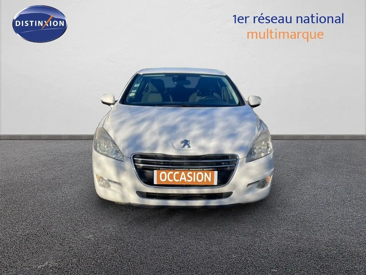 Vue avant d'une Peugeot 508 blanche de 2012 avec plaque "OCCASION" sur un fond neutre.