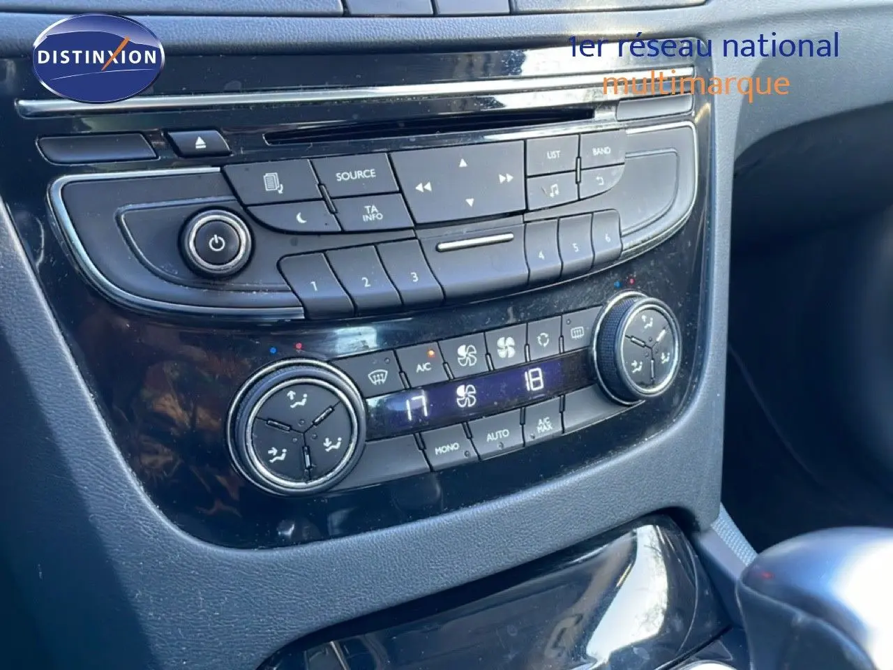 Tableau de bord de Peugeot 508 blanc 2012, vue rapprochée sur la console centrale avec commandes audio et climatisation digitale.