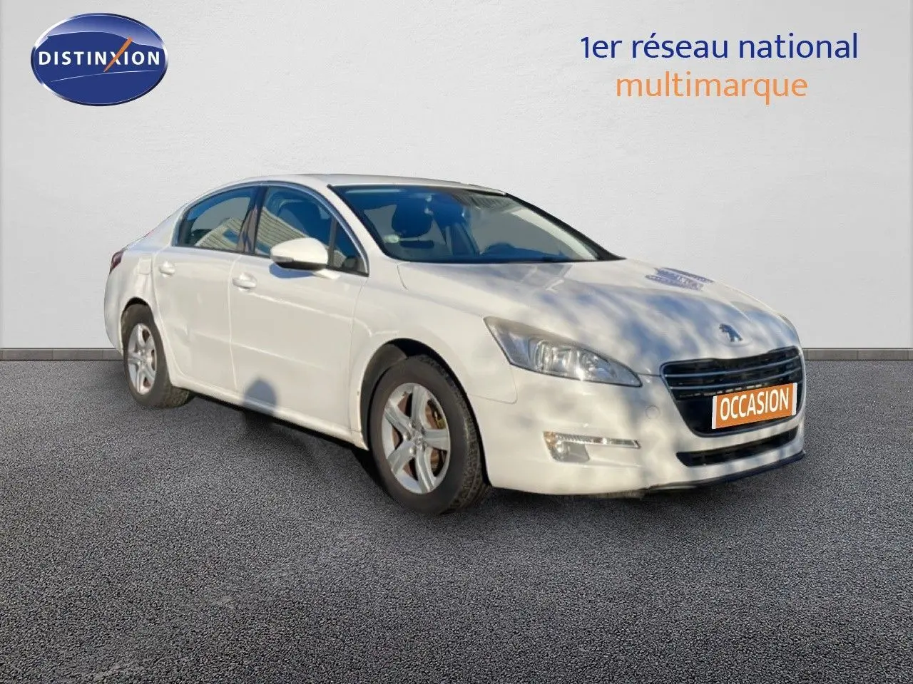 Peugeot 508 blanche vue en 3/4 avant droit, avec plaque orange "OCCASION" sur un fond neutre.