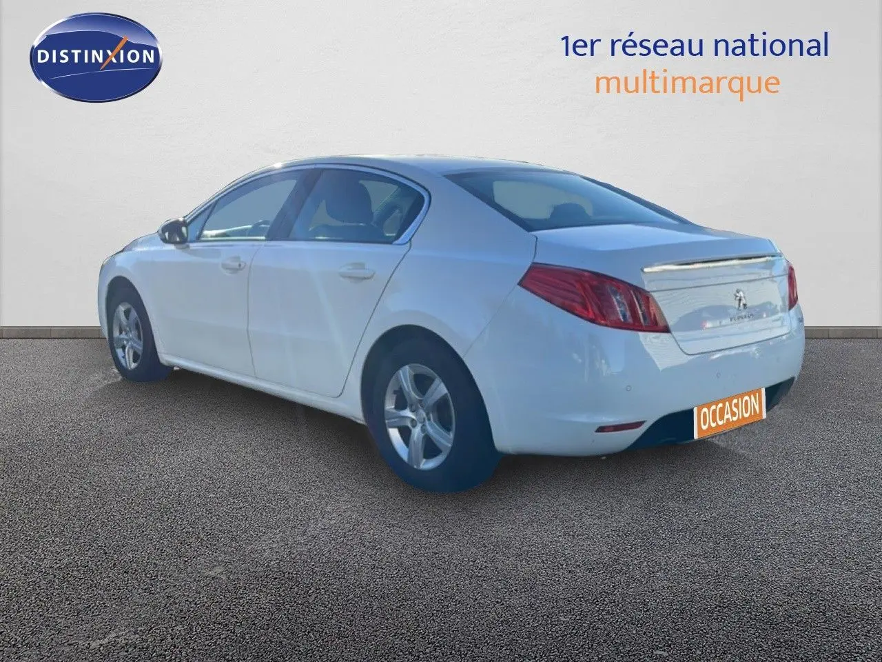 Peugeot 508 blanc vue 3/4 arrière côté gauche, berline 5 portes avec jantes alliage et plaque occasion.