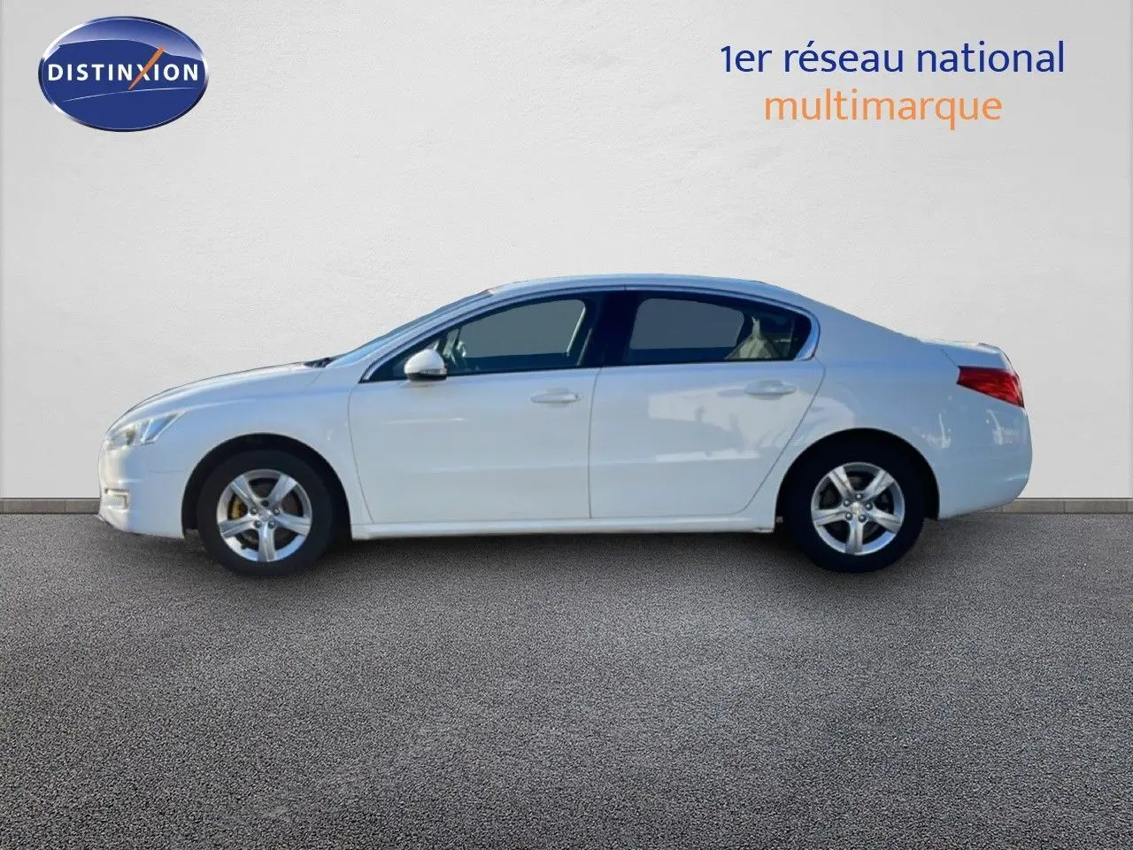 Profil côté gauche d'une Peugeot 508 blanche de 2012, berline 5 portes avec jantes alliage et vitres teintées.