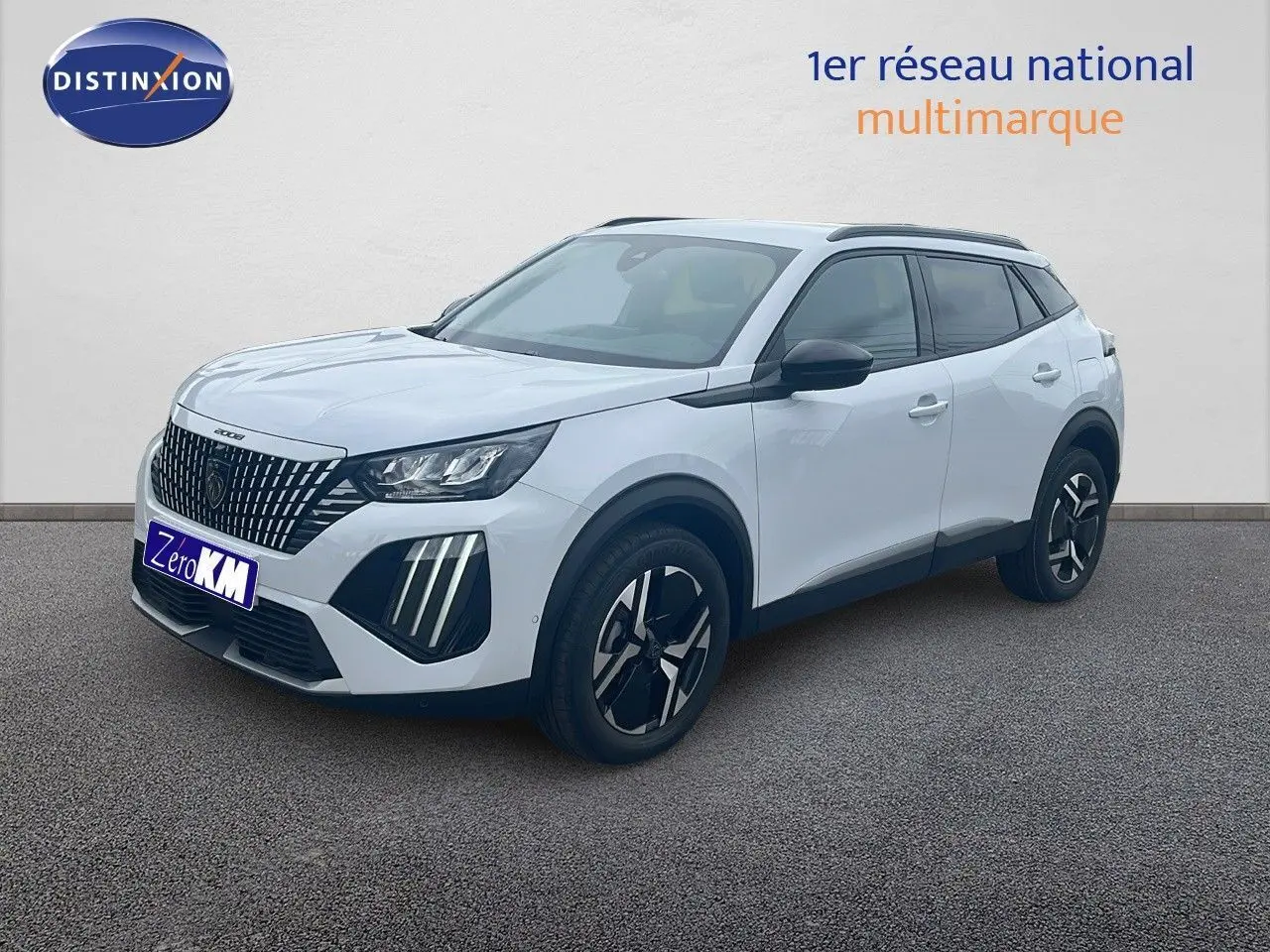 Peugeot 2008 blanc Okenite métal en 3/4 avant droit avec jantes noires et toit noir contrasté.