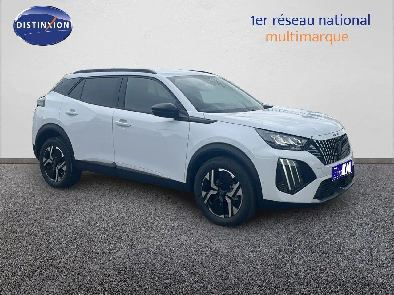 Peugeot 2008 blanc Okenite métal en 3/4 avant droit avec jantes noires et toit noir contrasté.