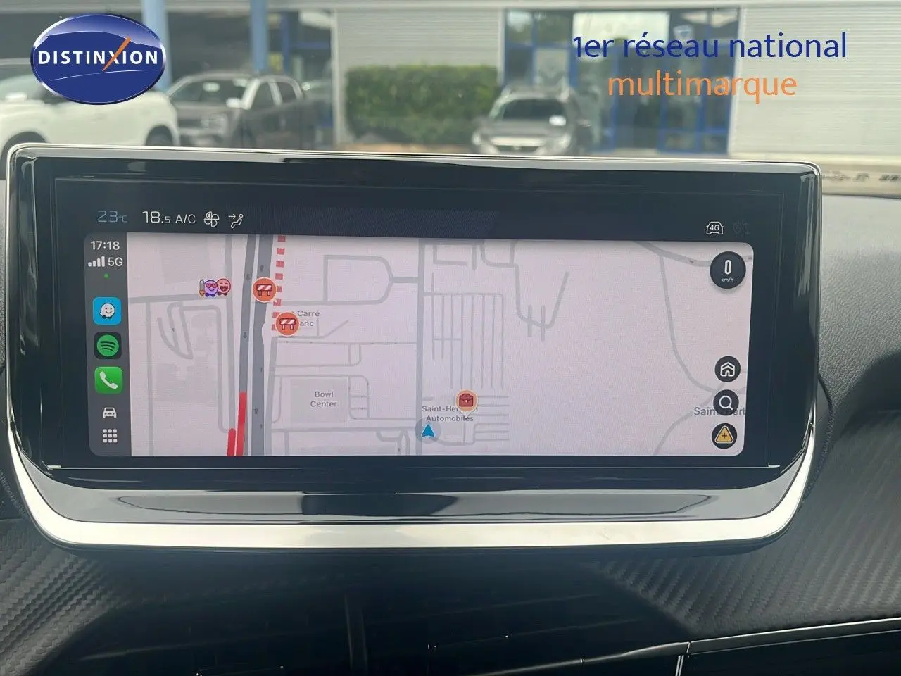 Vue intérieure centrée sur l'écran tactile du tableau de bord du Peugeot 2008 blanc Okenite Metal de 2025.