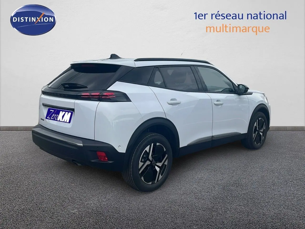 Peugeot 2008 blanc Okenite métal en 3/4 arrière côté droit, avec toit noir et jantes bicolores.