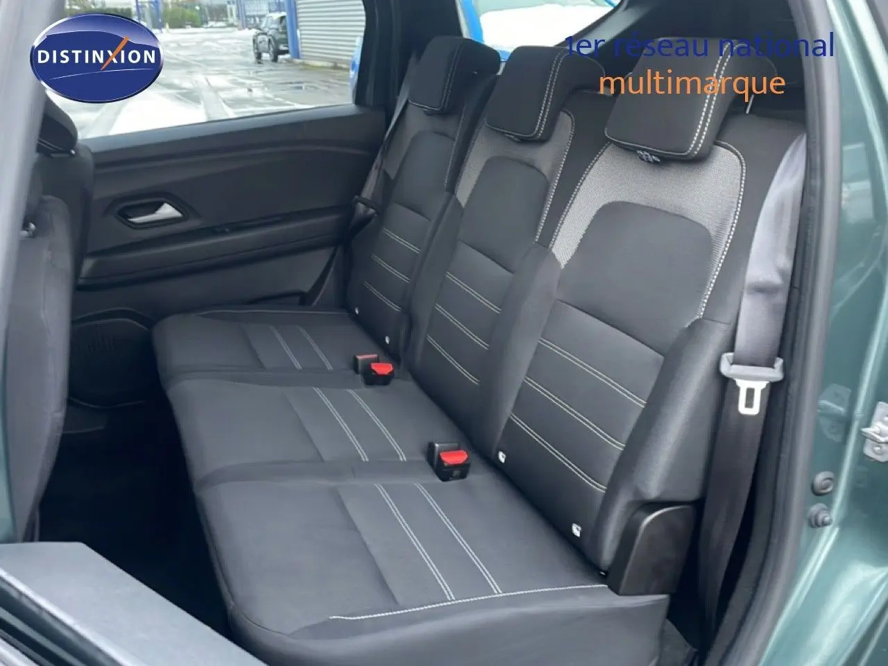 Vue intérieure des sièges arrière noirs avec surpiqûres blanches du Dacia Jogger 2025, côté droit ouvert.