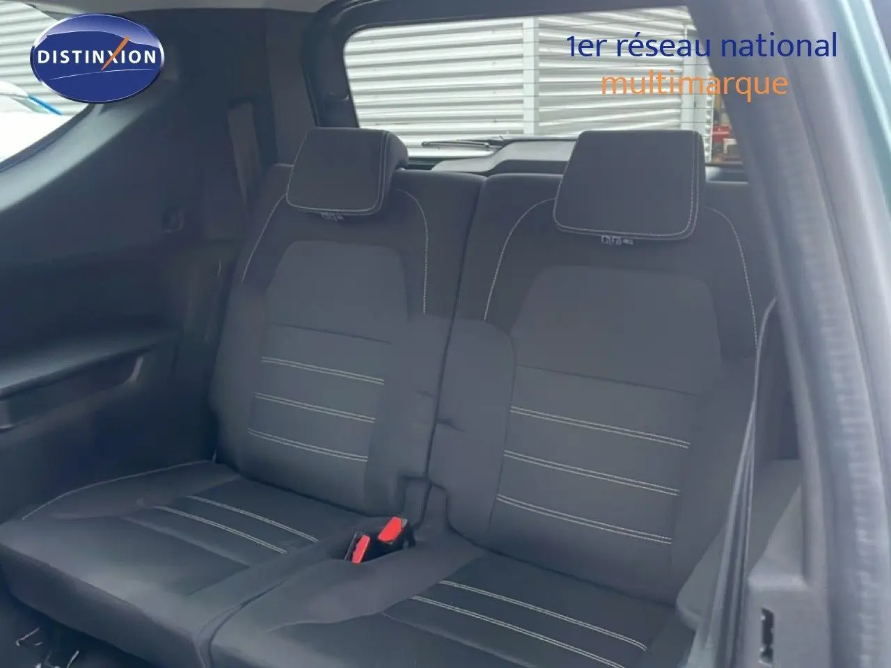 Vue intérieure sur la banquette arrière noire avec surpiqûres blanches du Dacia Jogger 2025, version Expression.