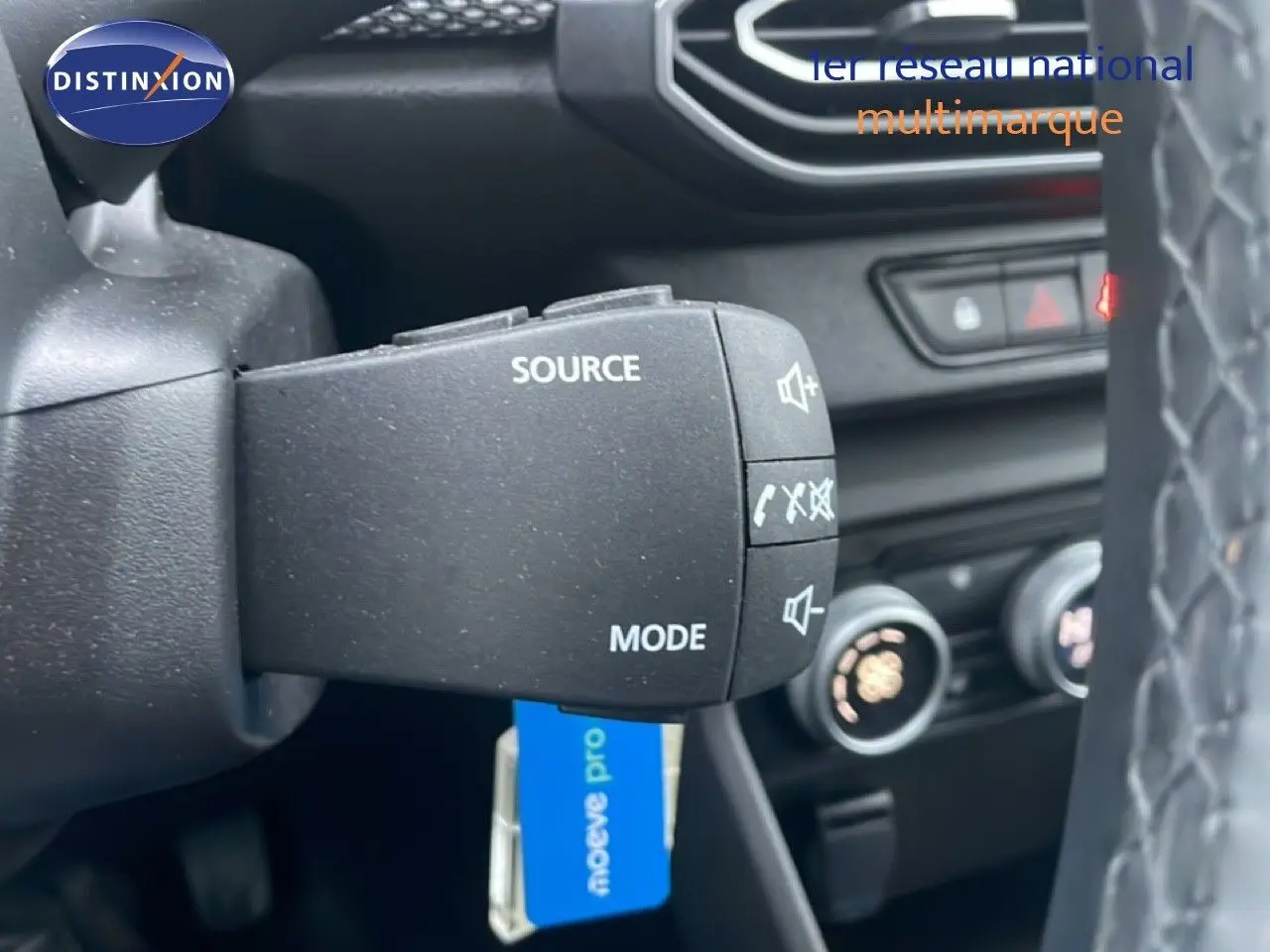 Gros plan sur la commande au volant du Dacia Jogger 2025, mettant en valeur les boutons source et mode.