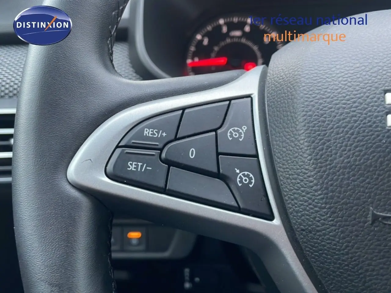 Gros plan sur les commandes de régulateur de vitesse au volant d’un Dacia Jogger 2025, intérieur noir.