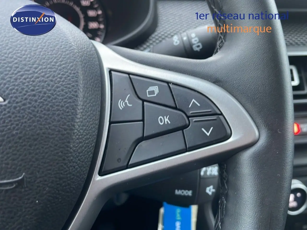 Gros plan sur les commandes au volant du Dacia Jogger 2025, finition Expression, avec boutons multifonctions noirs et argentés.