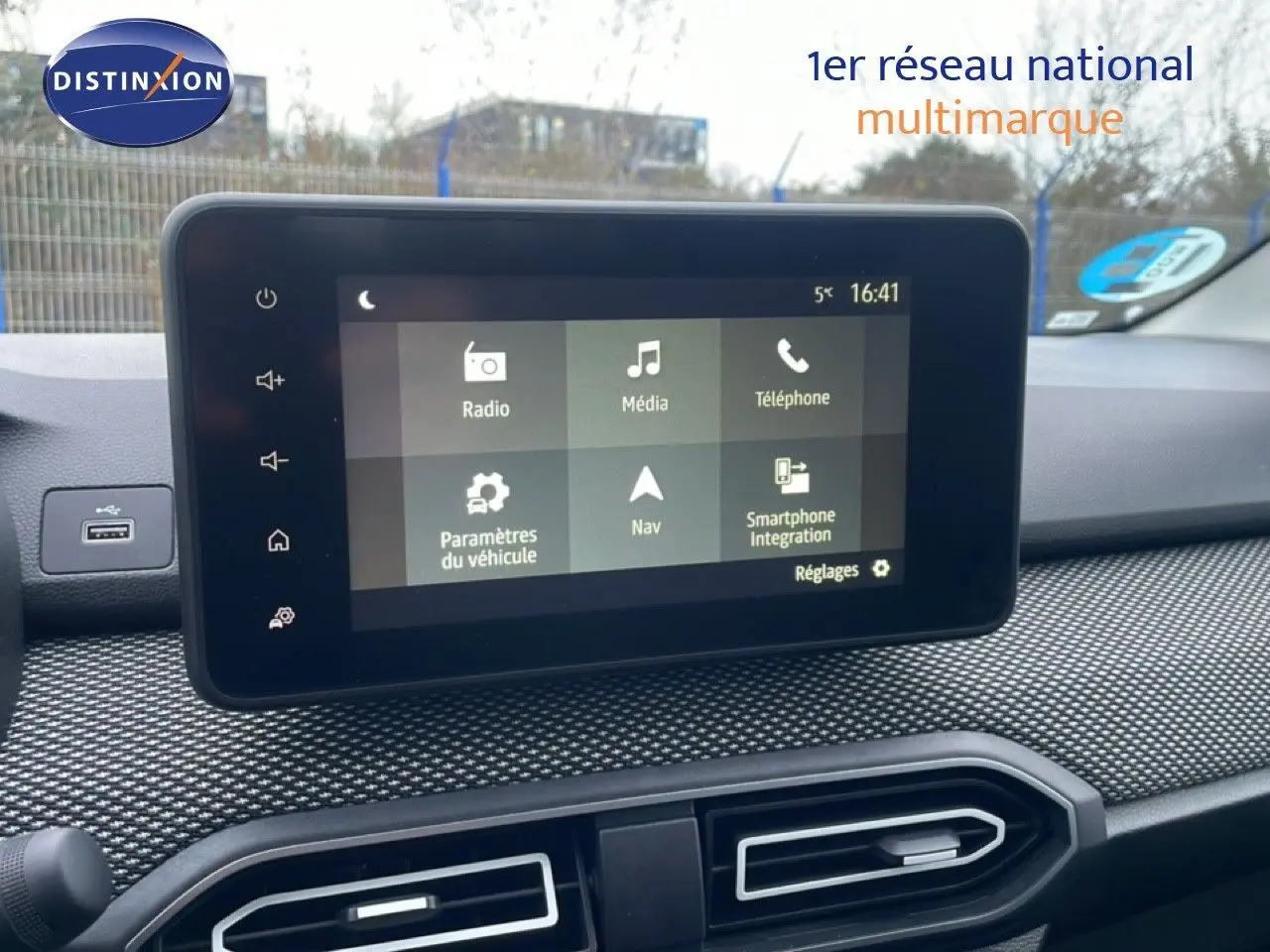 Écran tactile central du tableau de bord du Dacia Jogger 2025, affichant les options multimédia et navigation.