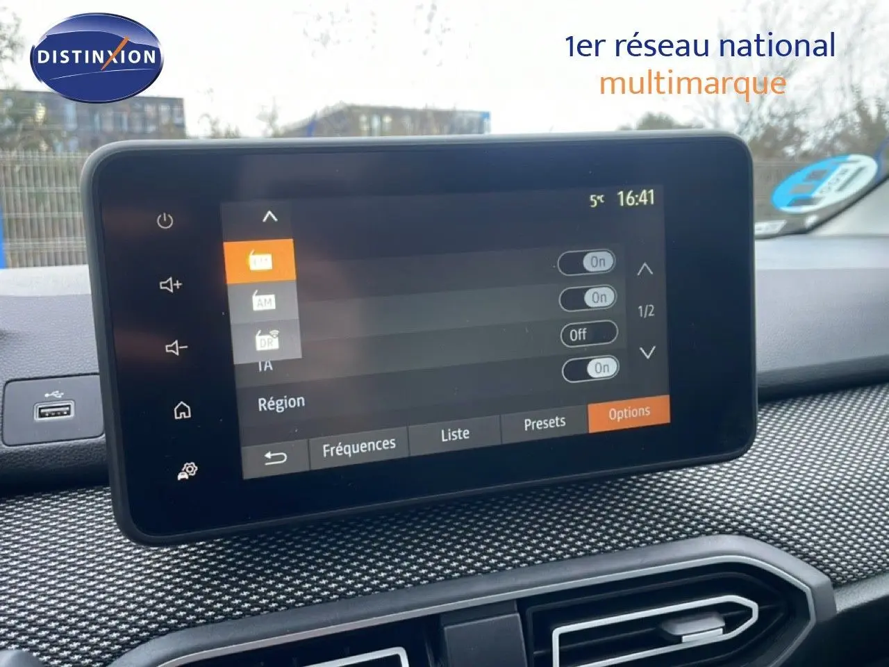 Écran tactile central du tableau de bord du Dacia Jogger 2025, affichant les options radio, avec finition carbone.