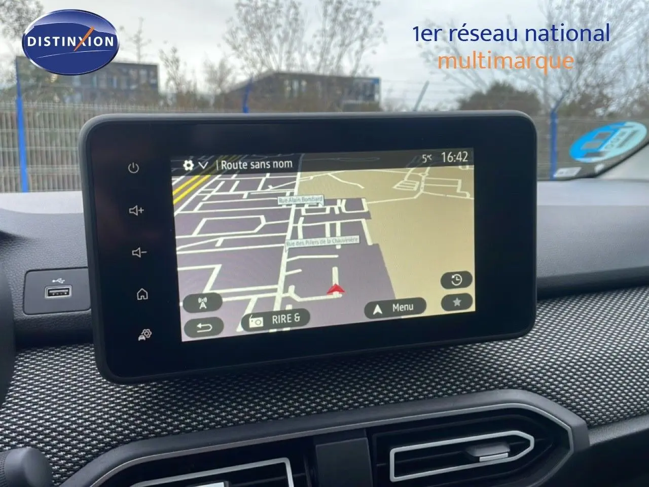 Écran tactile central du tableau de bord du Dacia Jogger 2025 affichant un GPS, avec finition noire texturée.