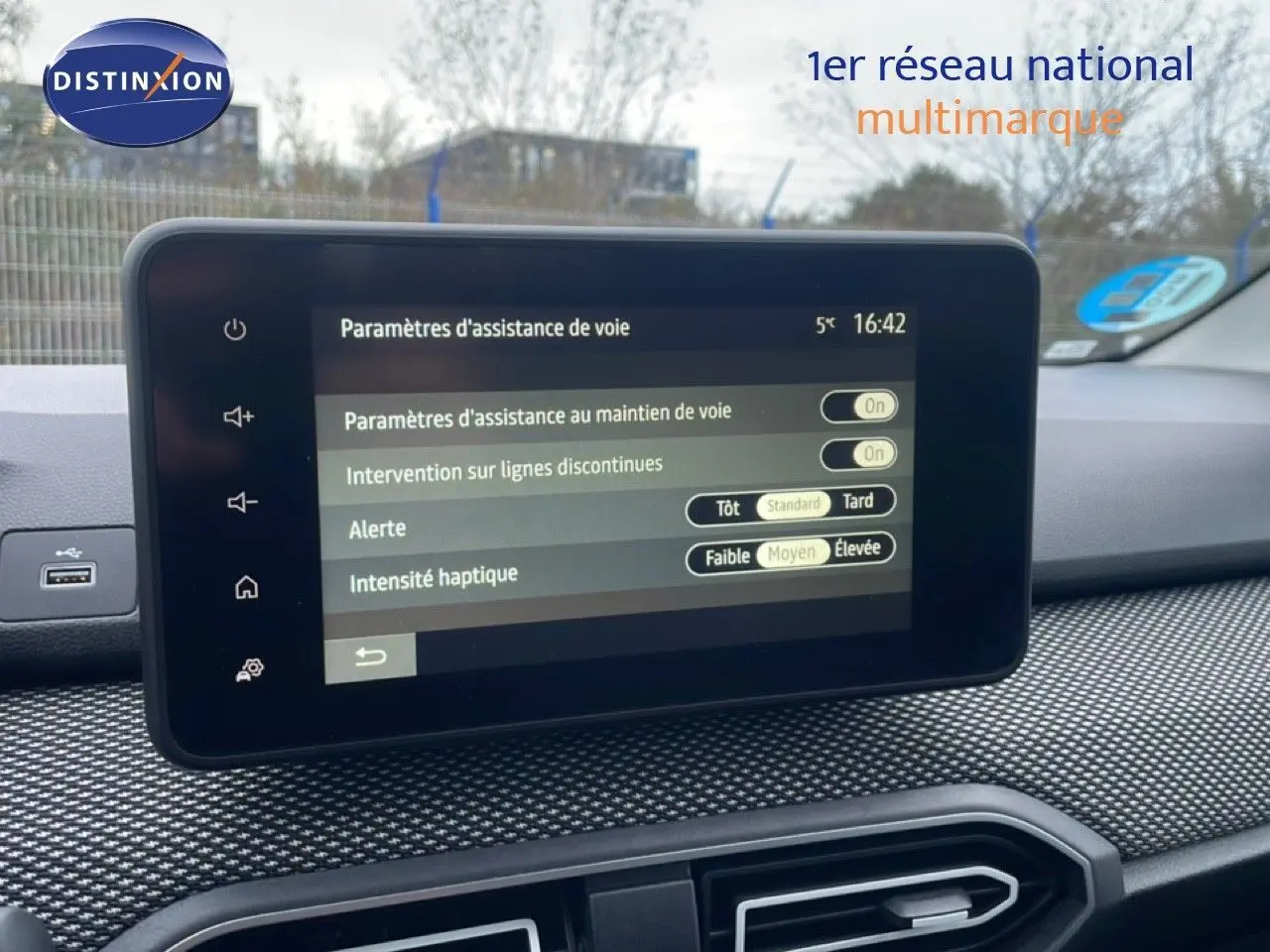 Écran tactile central affichant les paramètres d’assistance de voie dans l’habitacle d’une Dacia Jogger 2025.