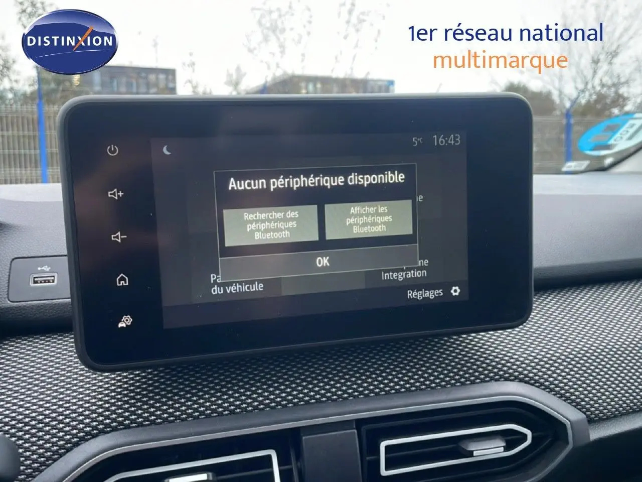 Écran tactile central du tableau de bord du Dacia Jogger 2025, affichant une recherche Bluetooth sans périphérique connecté.