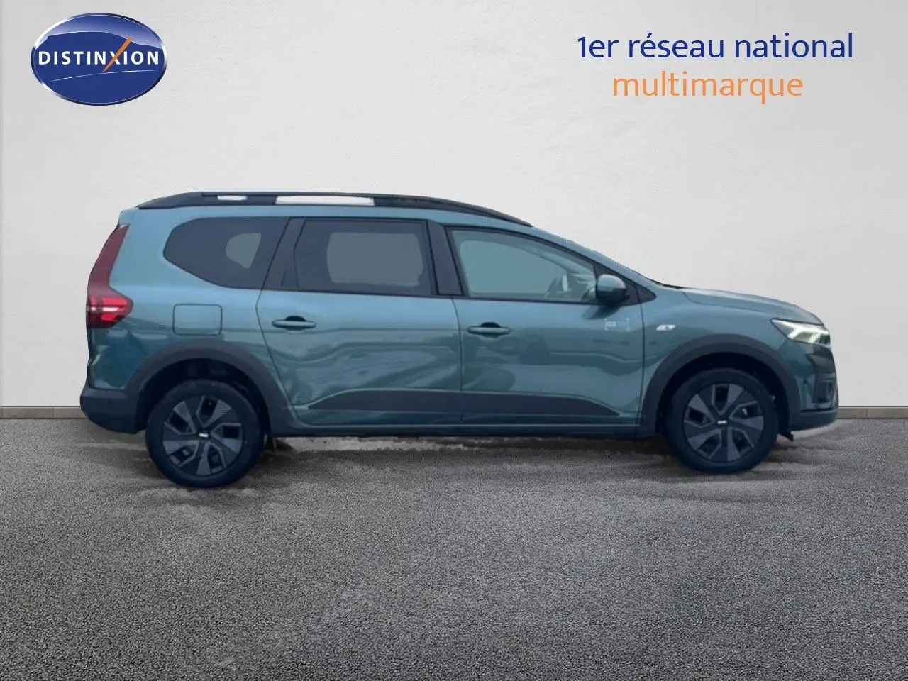 Profil droit du Dacia Jogger 2025 vert cèdre métal, version 1.0 ECO-G 100CH Expression avec jantes noires.