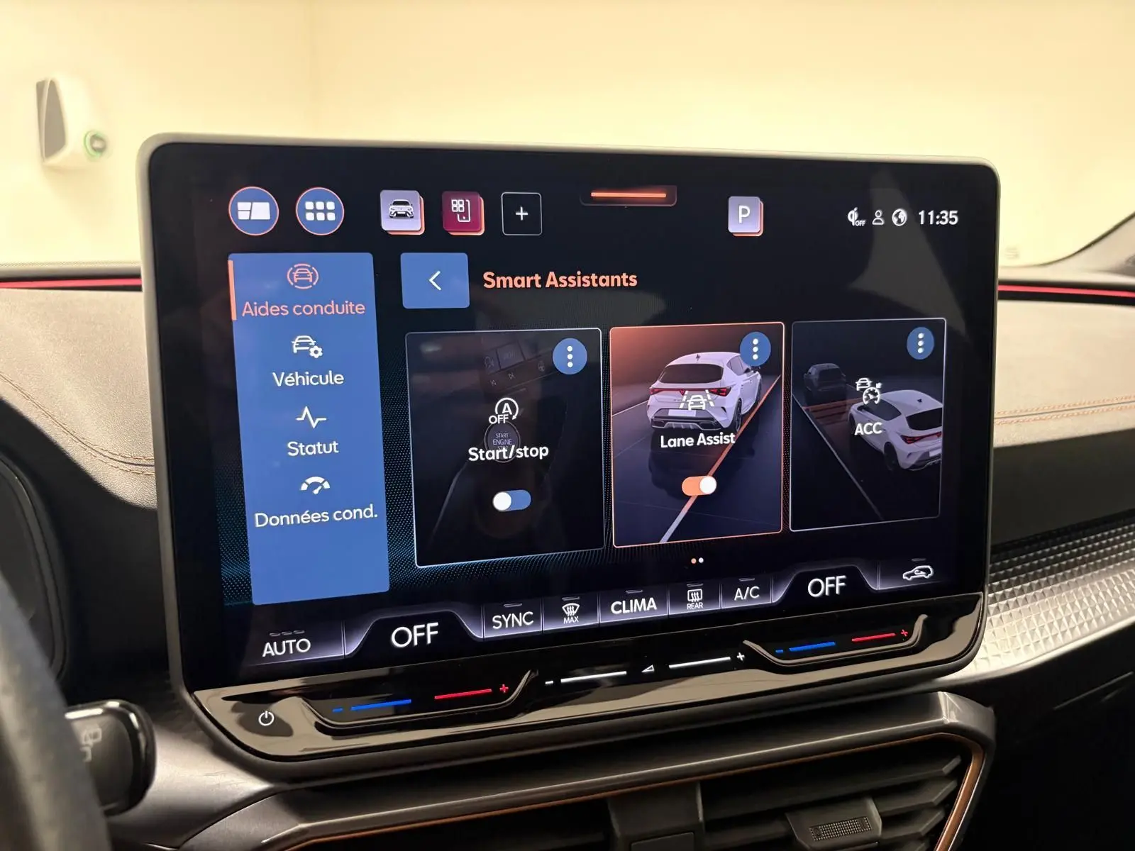 Écran tactile central du tableau de bord du CUPRA Leon Phase 2 affichant les assistants de conduite.
