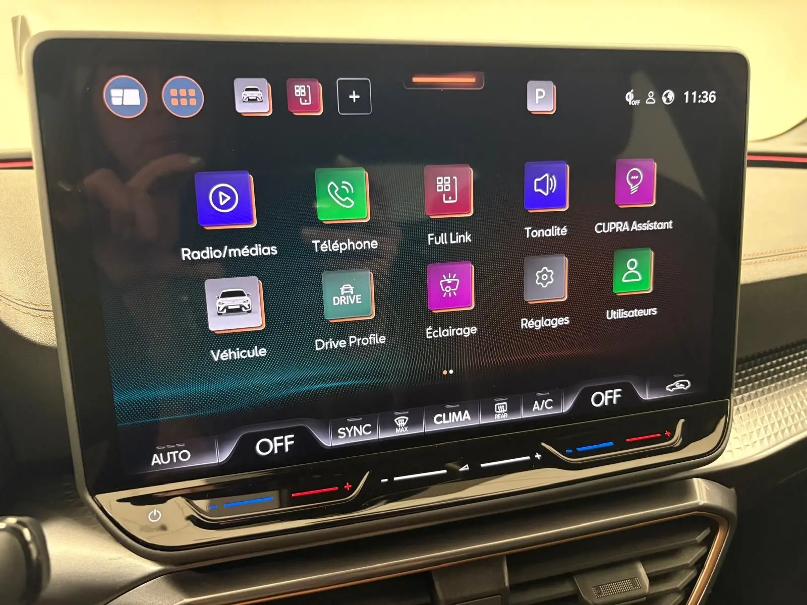 Écran tactile central du tableau de bord de la CUPRA Leon Phase 2, affichant les menus multimédias et réglages.