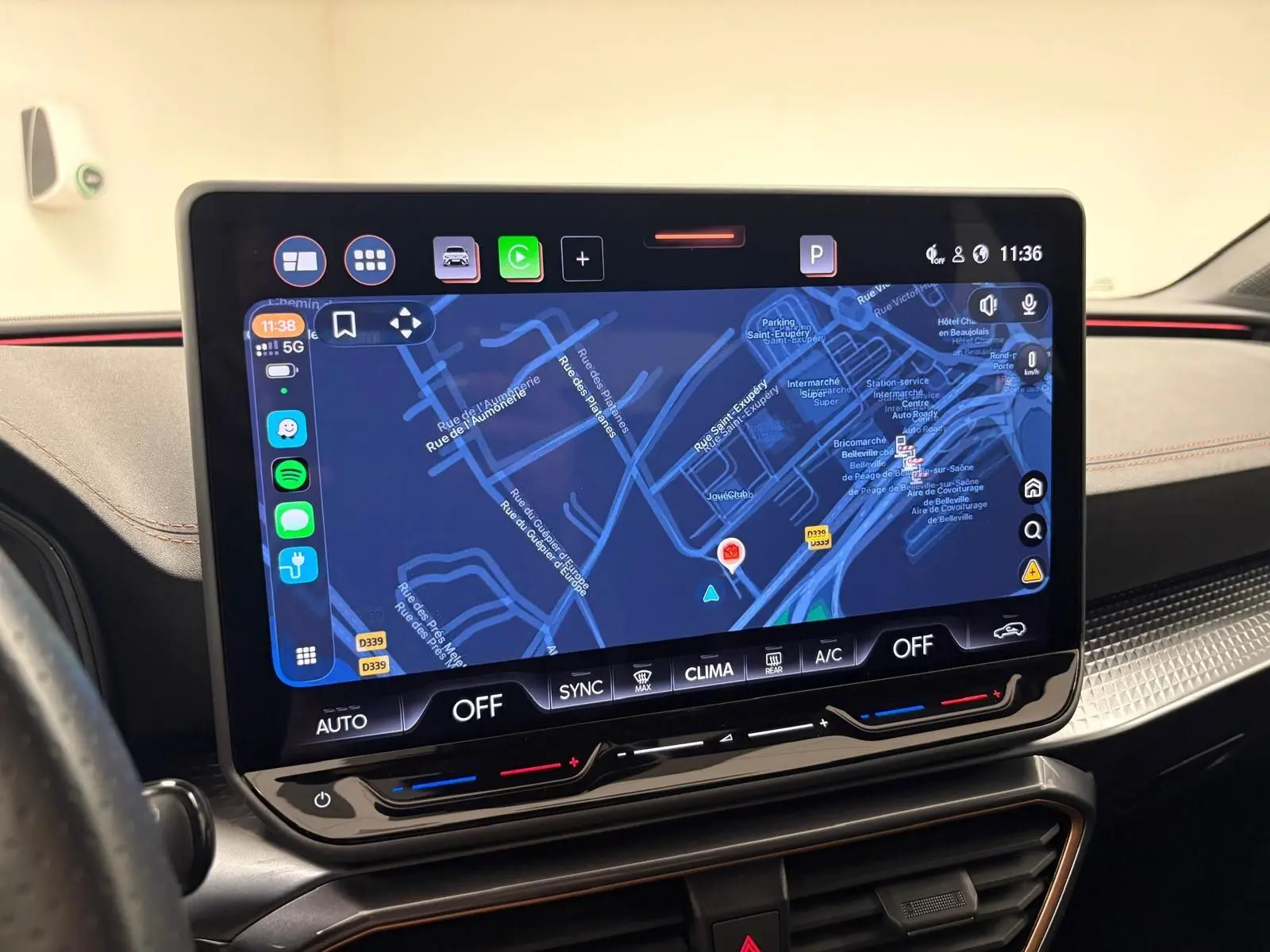 Écran tactile central avec navigation affichée dans l’habitacle du CUPRA Leon blanc Nevada, vue intérieure.