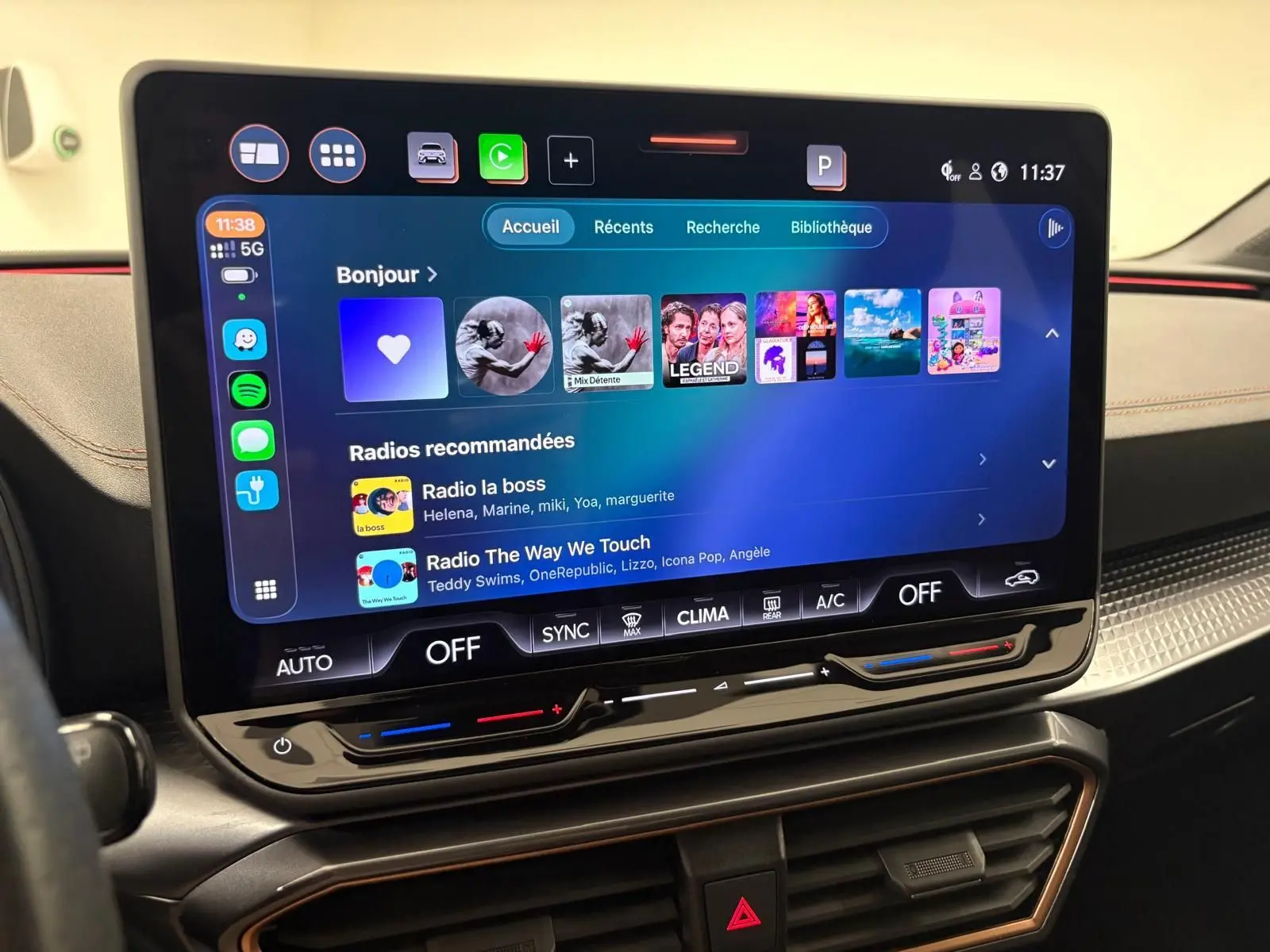 Écran tactile central du tableau de bord du CUPRA Leon Phase 2, affichant l'interface multimédia avec commandes climatisation.