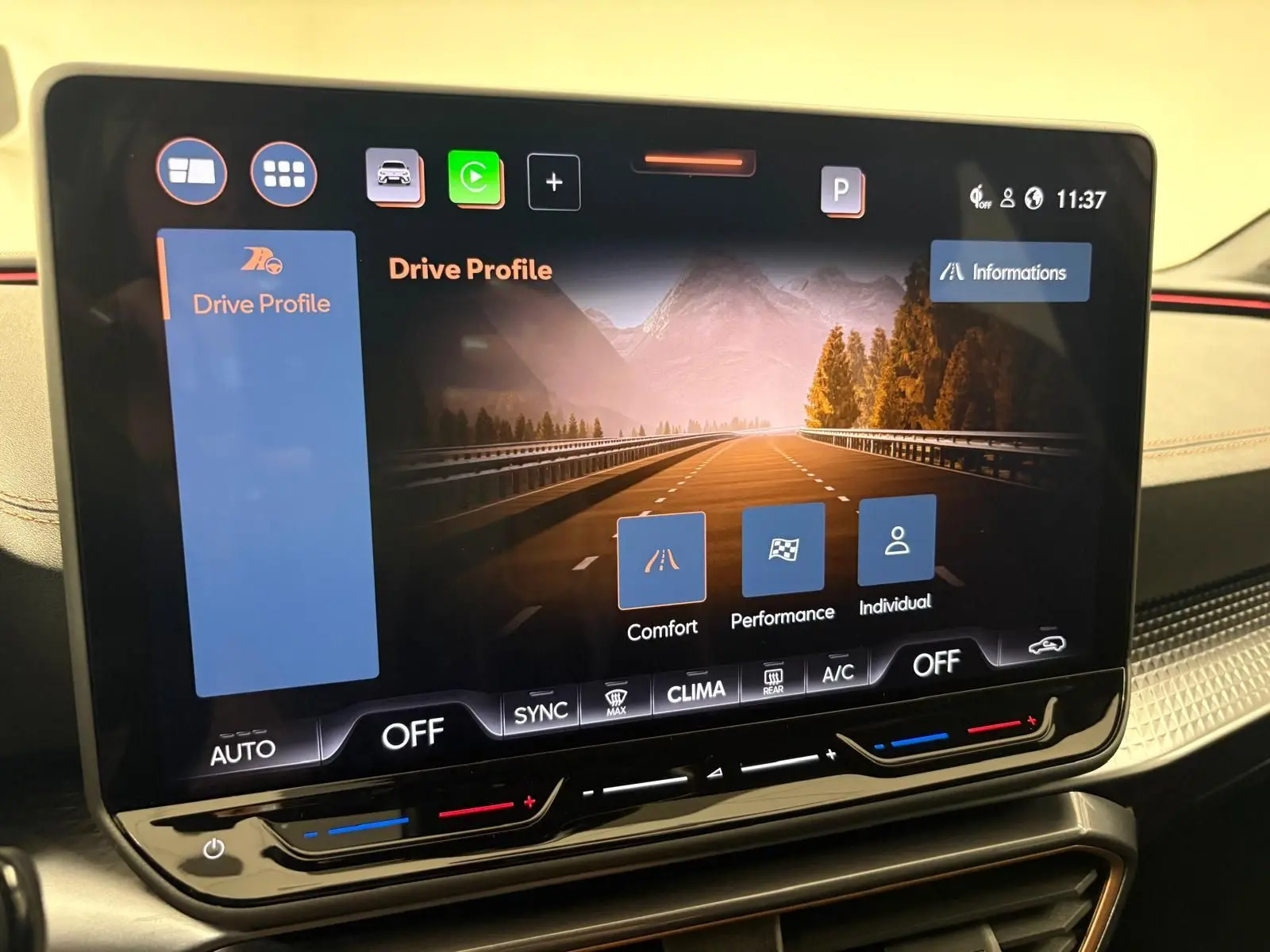 Écran tactile central de la CUPRA Leon blanc Nevada 2025 affichant les modes de conduite Comfort, Performance et Individual.