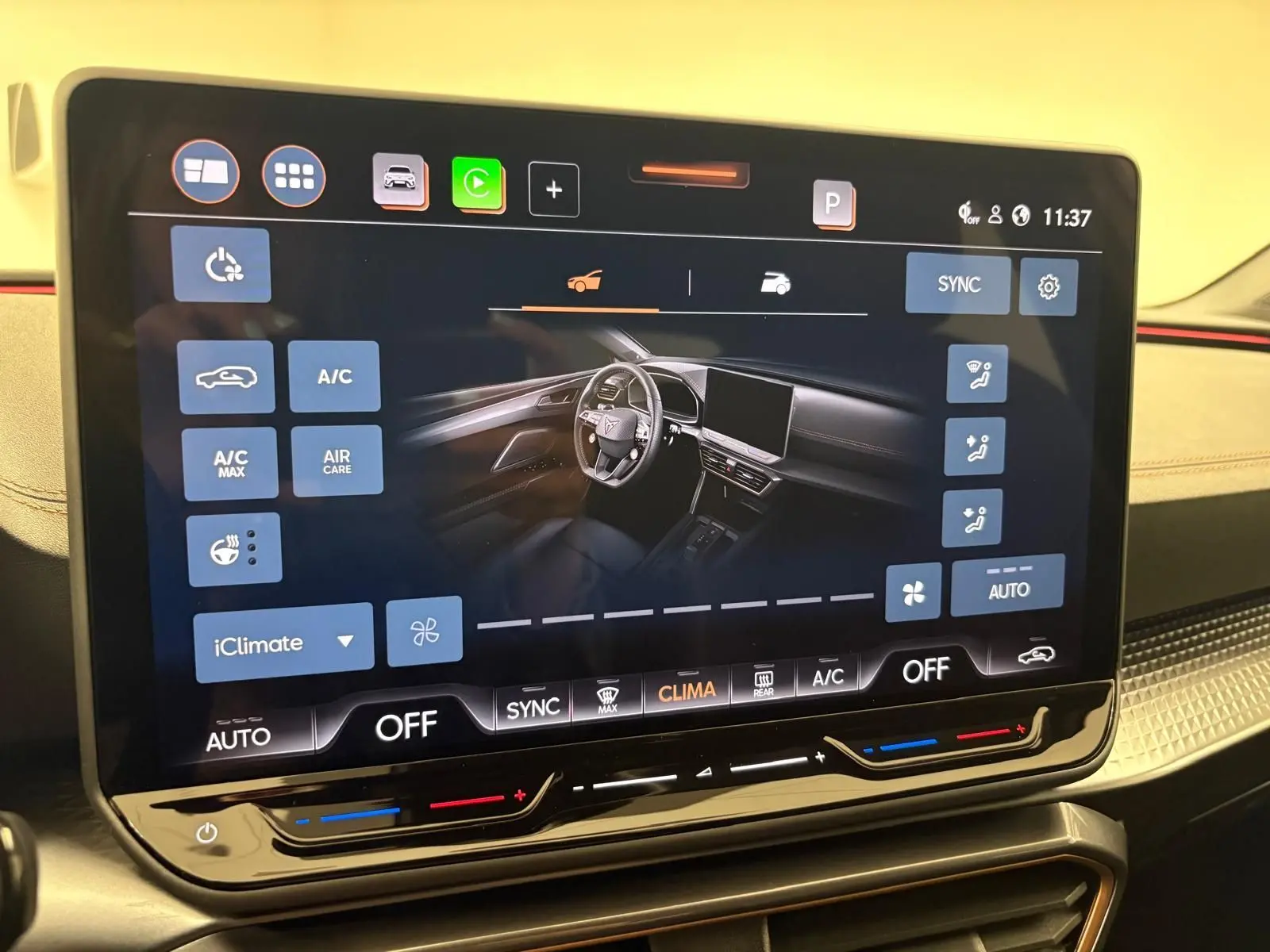 Écran tactile central affichant les commandes de climatisation du CUPRA Leon blanc Nevada, vue intérieure avant.