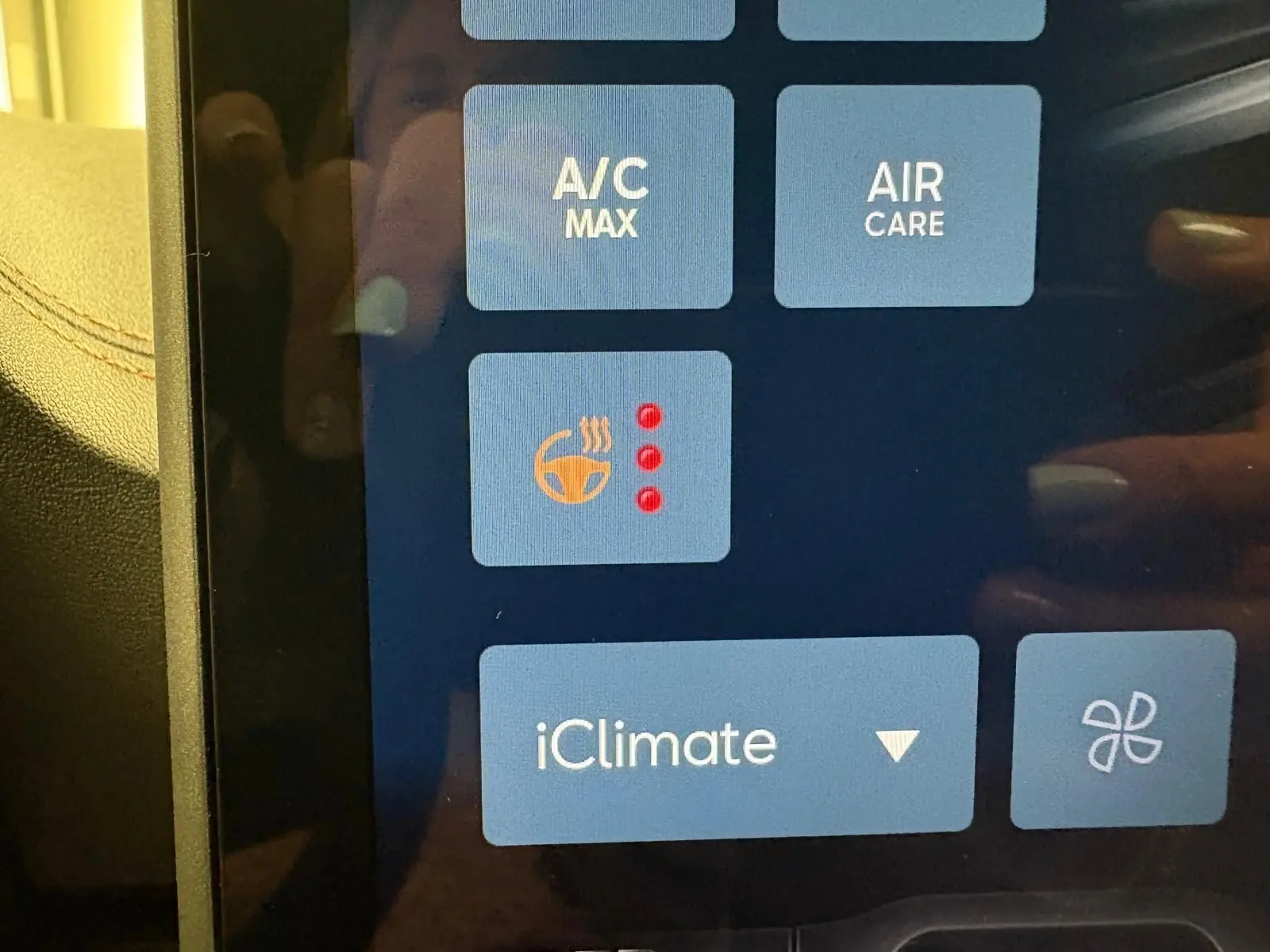 Détail de l'écran tactile du système de climatisation avec commande de chauffage du volant activée dans une CUPRA Leon blanche.