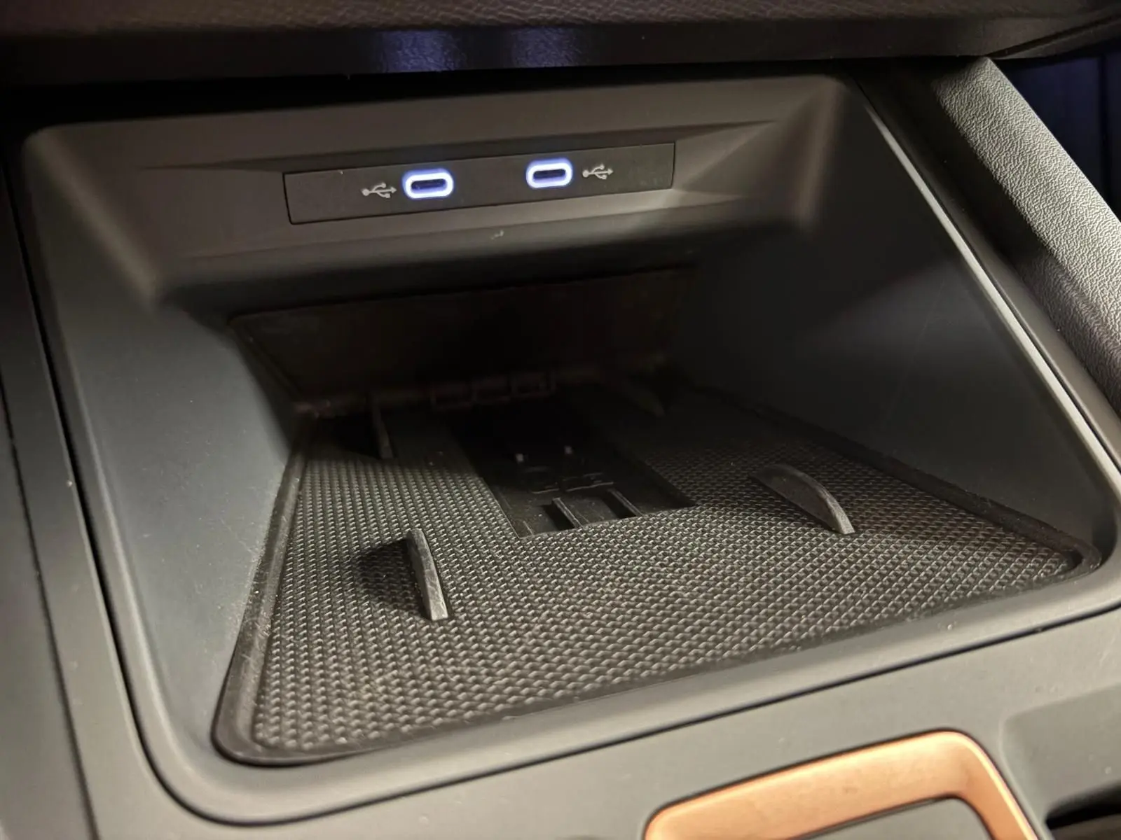 Gros plan sur la console centrale noire avec deux ports USB-C éclairés dans une CUPRA Leon Blanc Nevada 2025.