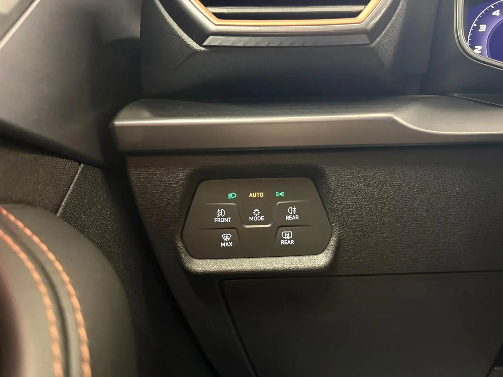 Détail du tableau de bord côté gauche avec commandes d’éclairage et de désembuage sur CUPRA Leon blanc Nevada 2025.