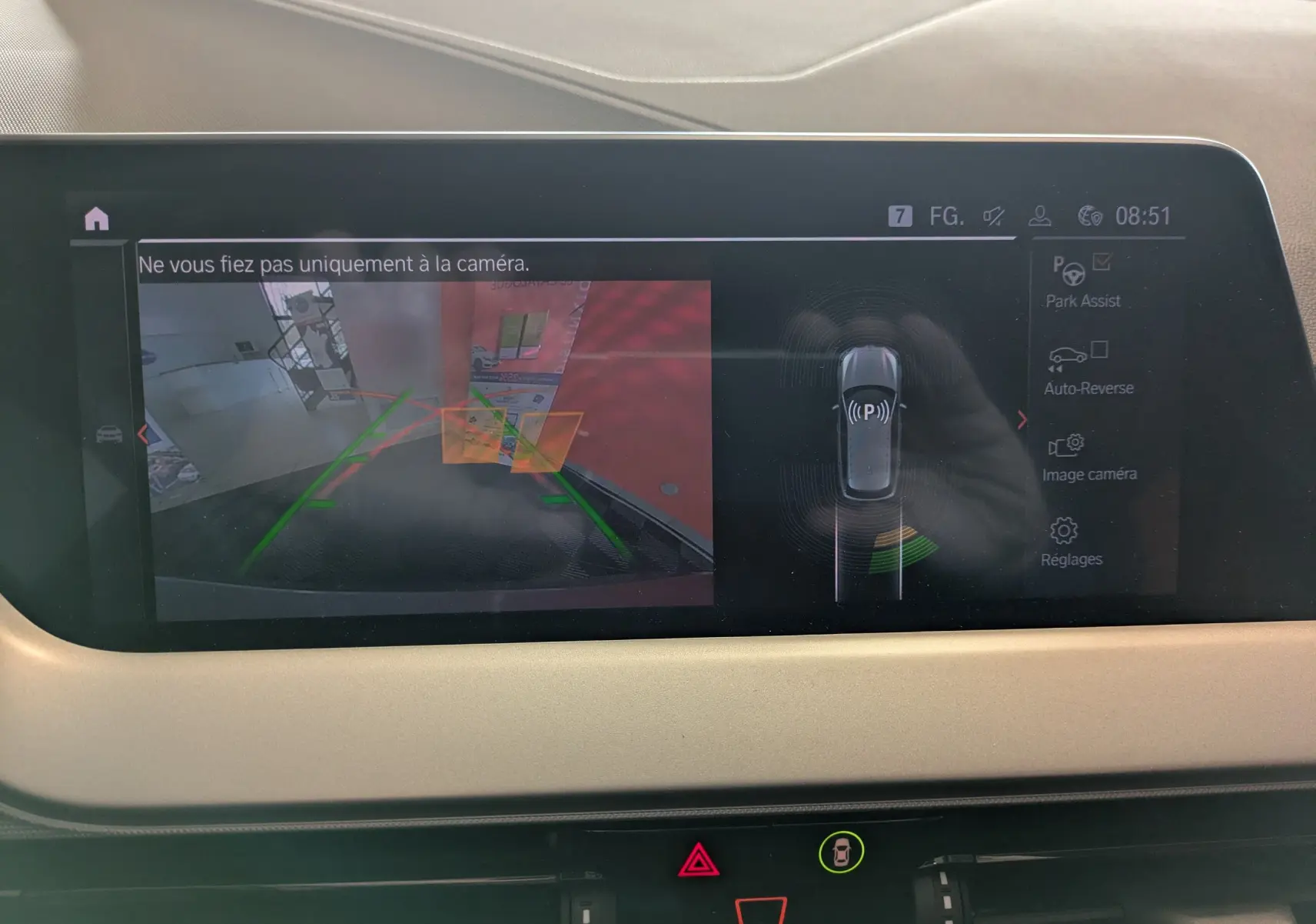 Écran central de la BMW Série 1 116d 2022 affichant la caméra de recul et l'assistance au stationnement.