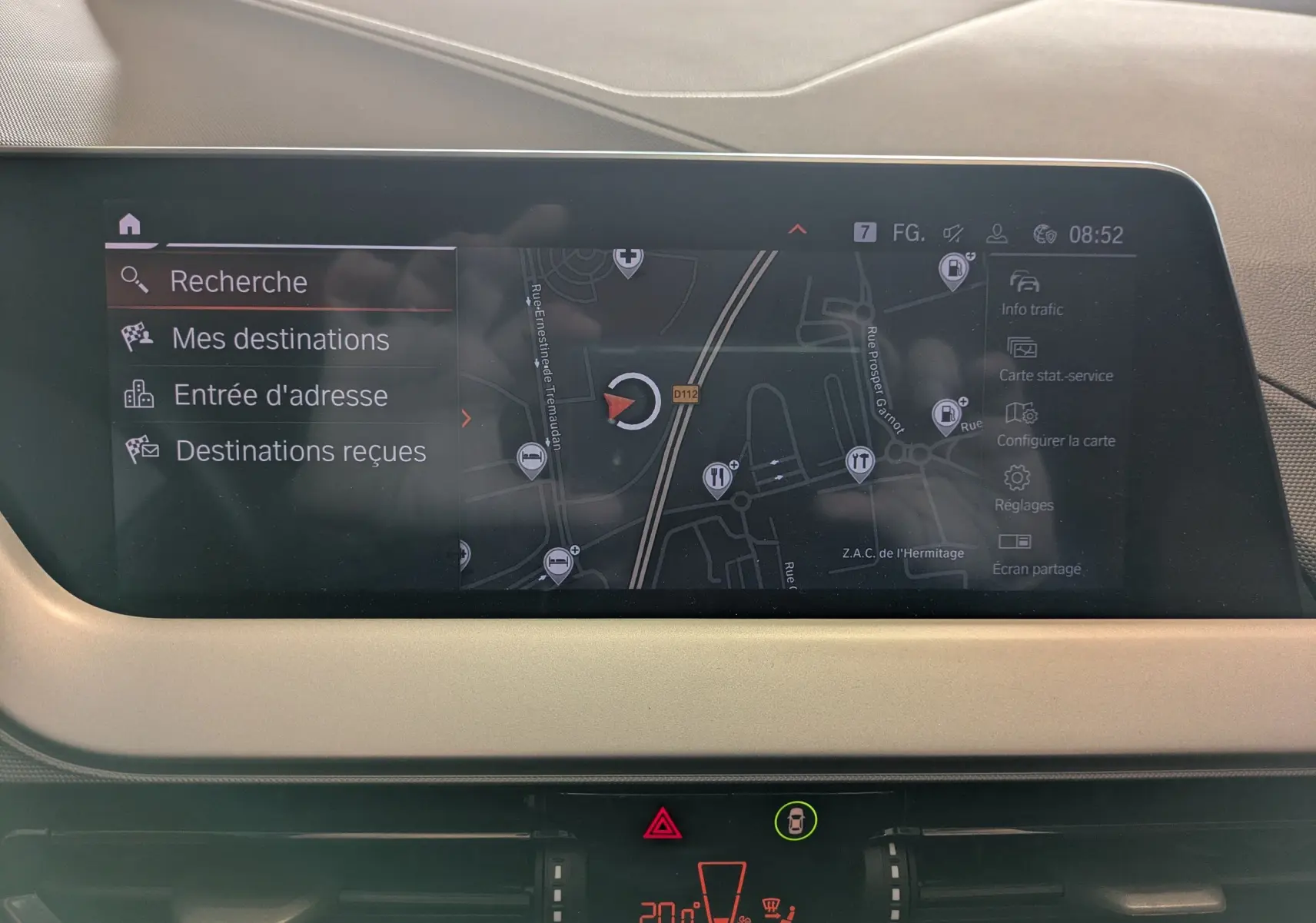Écran central du système de navigation BMW Série 1 116d 2022 affichant menu de recherche et carte routière.