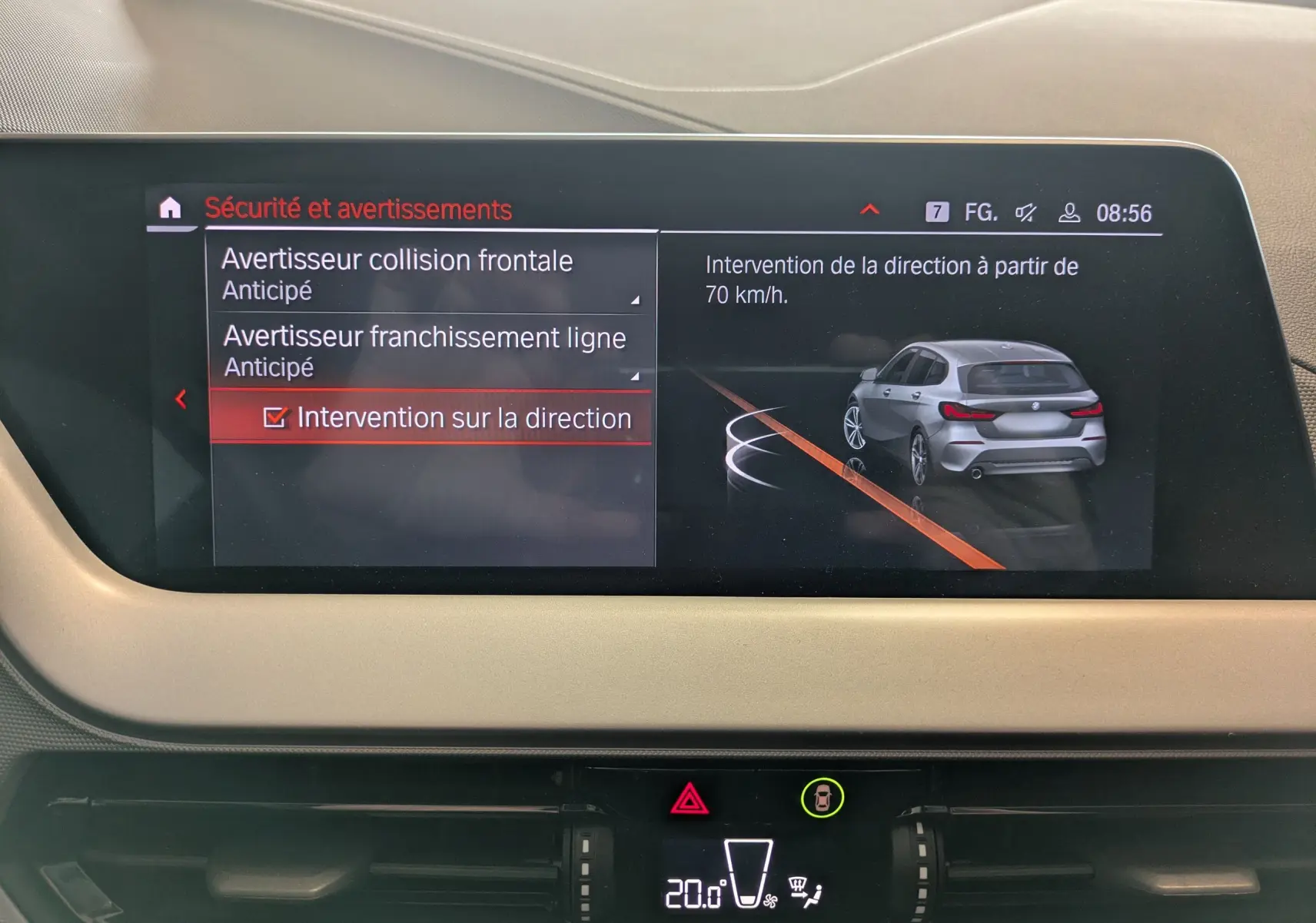 Écran du tableau de bord montrant l'interface d'assistance à la conduite avec une BMW Série 1 grise vue de trois quarts arrière.