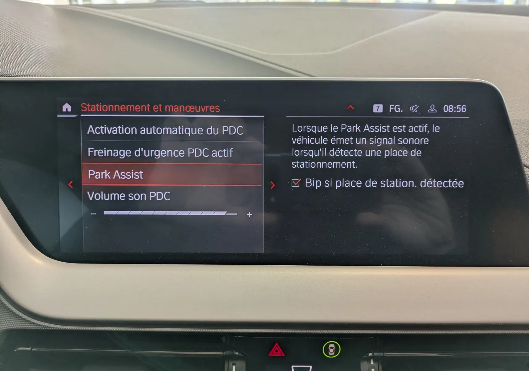 Écran central intérieur de BMW Série 1 116d 2022 affichant les réglages du Park Assist et du freinage d'urgence PDC.