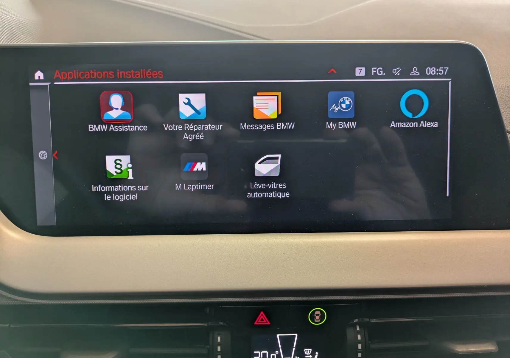 Écran central de la BMW Série 1 116d 2022 affichant les applications installées dans l'habitacle beige.