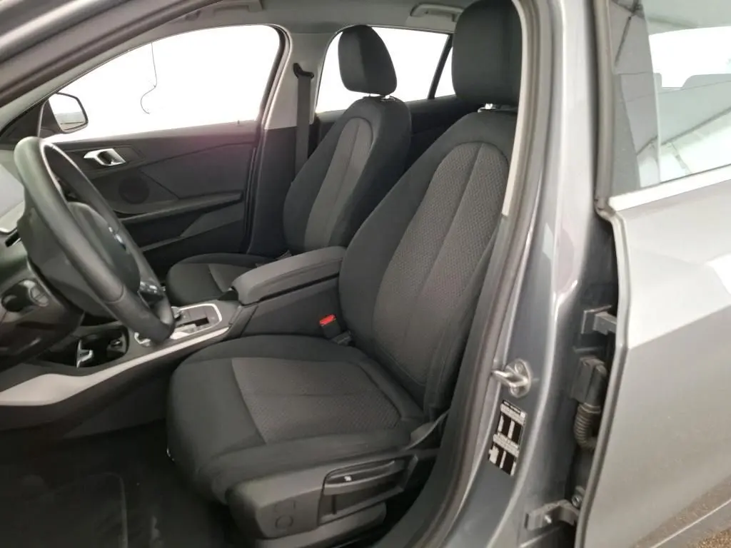 Gros plan sur la jante alliage grise et le pneu Bridgestone du côté arrière droit d'une BMW Série 1 gris 2022.