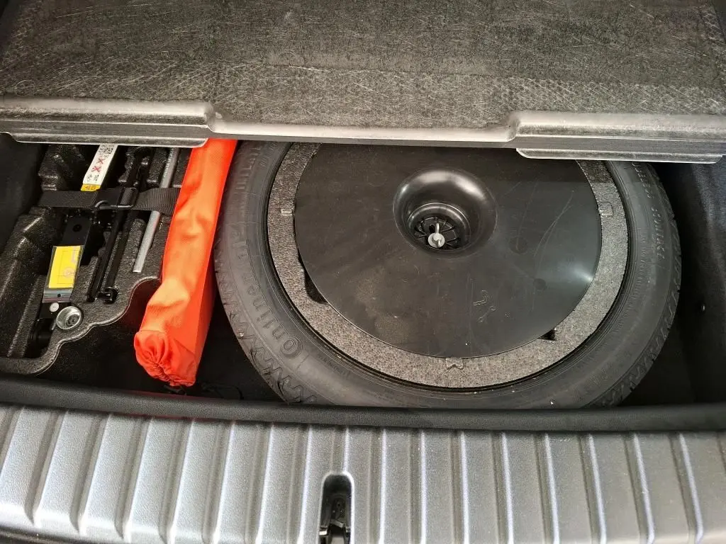 Intérieur côté conducteur d'une BMW Série 1 gris 2022, montrant sièges noirs et tableau de bord moderne.