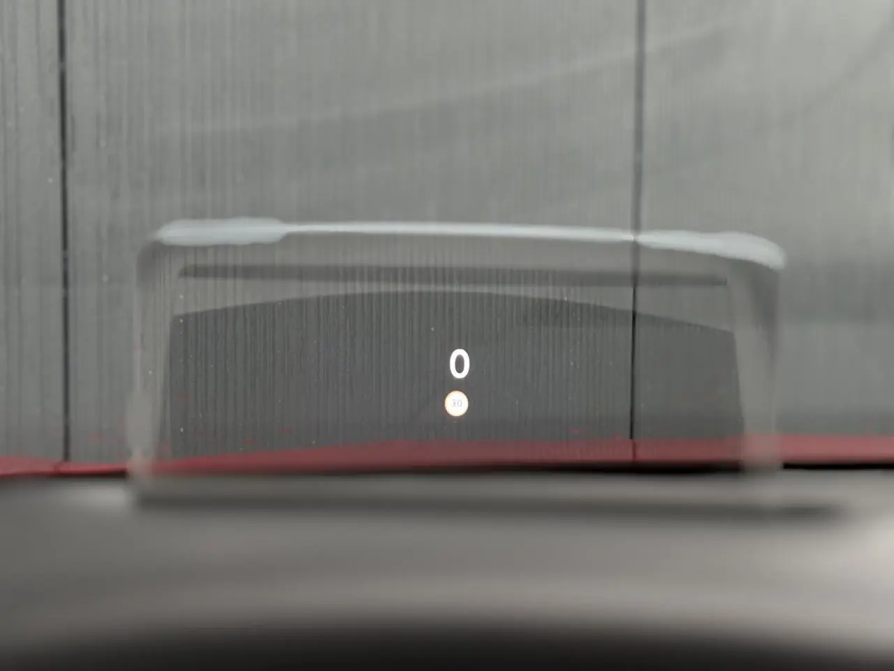 Affichage tête haute numérique montrant la vitesse et la limitation à 30 km/h sur tableau de bord rouge Elixir de Citroën C4 Hybrid.