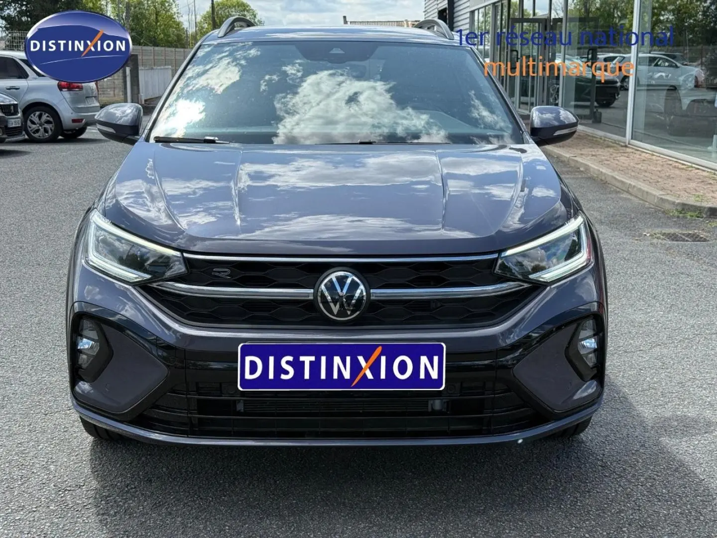 Vue de face d'un Volkswagen Taigo gris Ascot 2025 avec calandre noire et phares LED distinctifs.