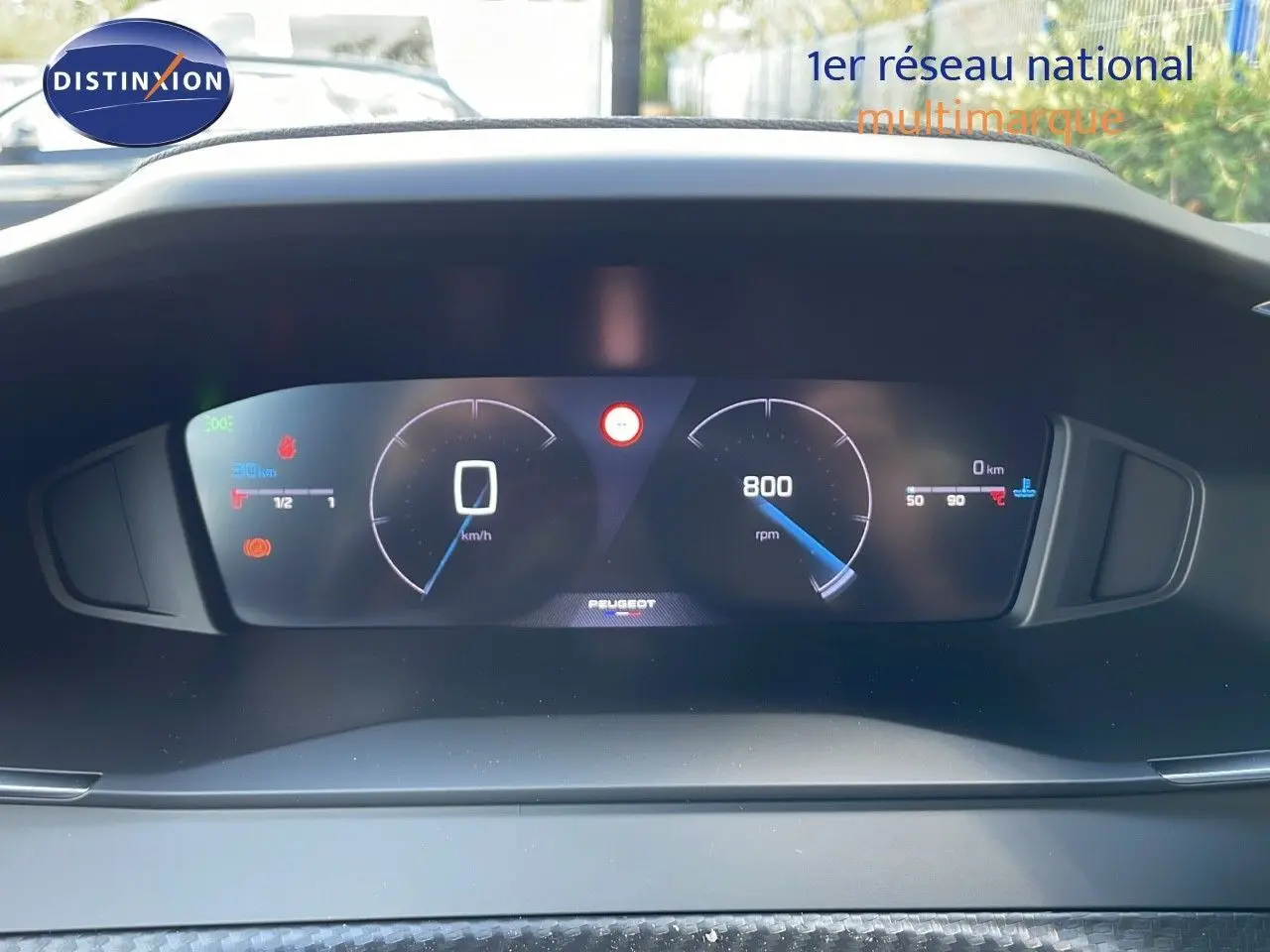 Tableau de bord numérique du Peugeot 2008 gris Artense, affichant vitesse à 0 km/h et régime moteur à 800 rpm.