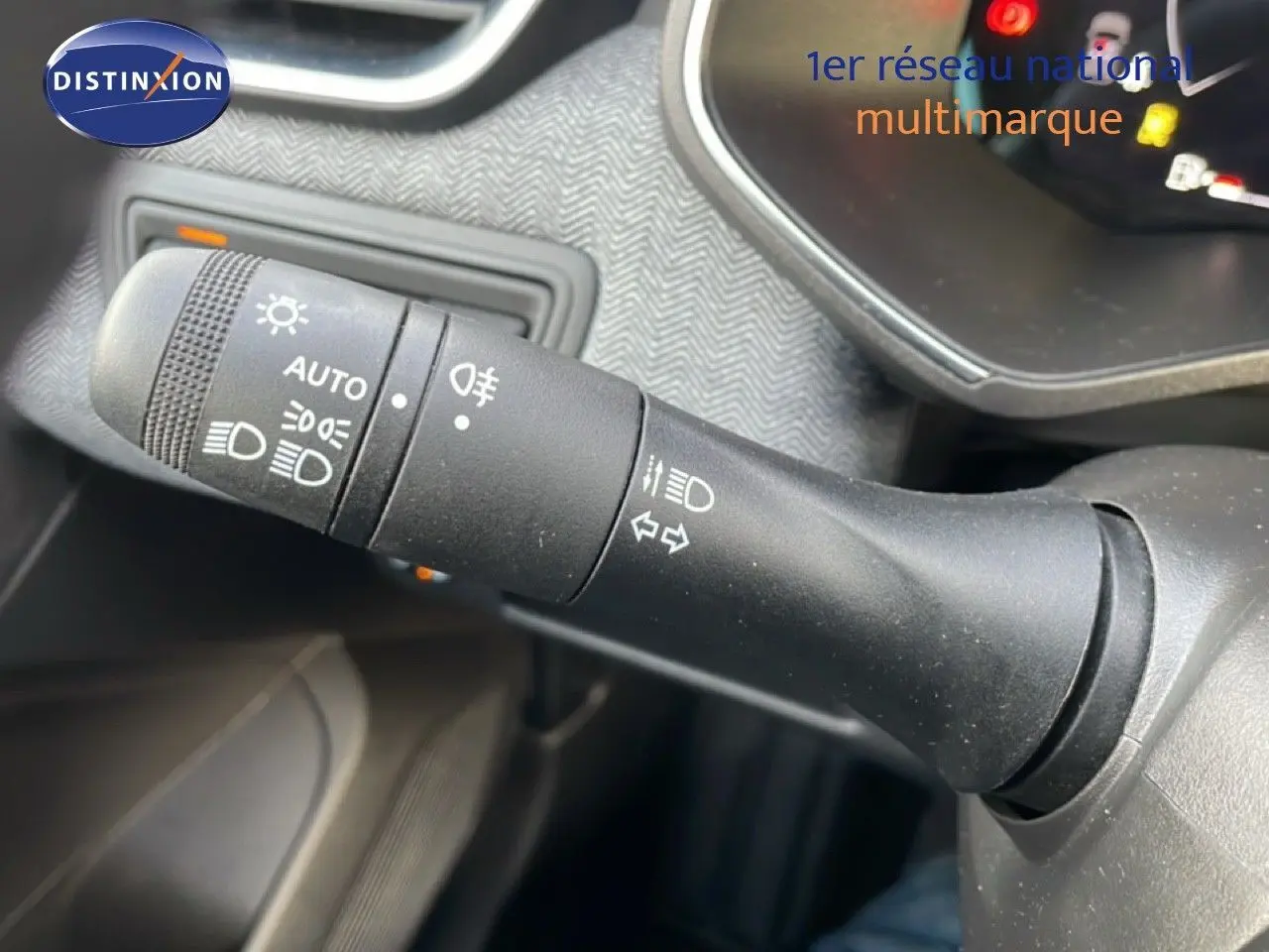 Gros plan sur la commande des feux et clignotants dans l'habitacle d'une Renault Clio 2025, finition TECHNO.